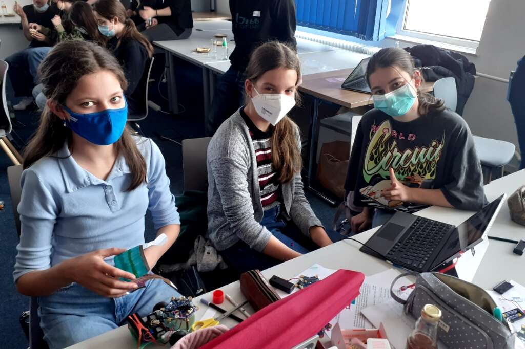 Mädchen beim Programmieren von Mini Computern