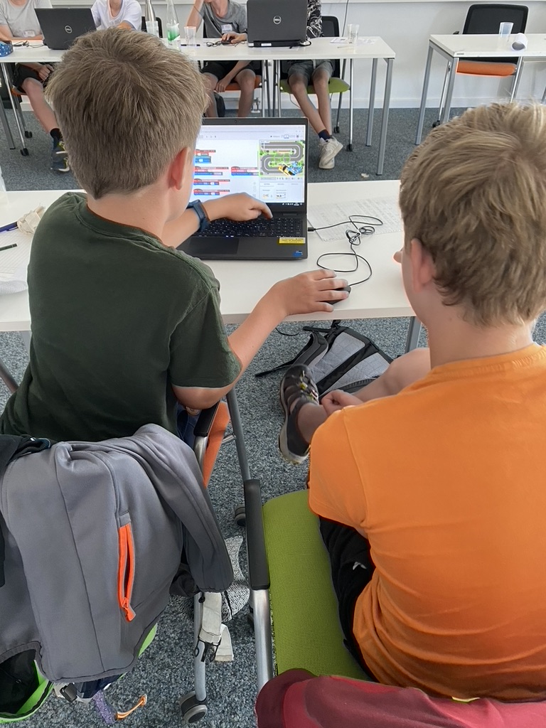 Kinder beim Programmieren des Levels Autorennen