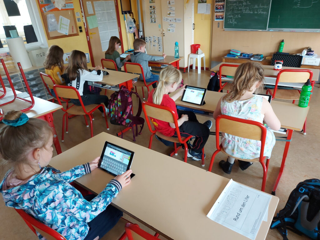 Belgische Grundschulkinder im Unterricht mit Cubi