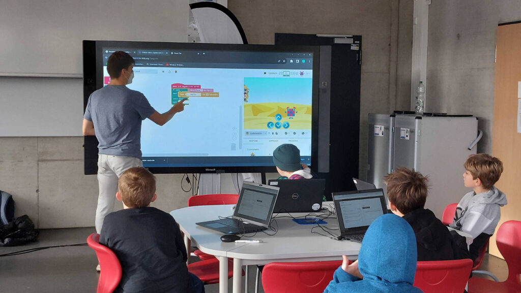 Martin und Kids beim IT4Kids Kurs